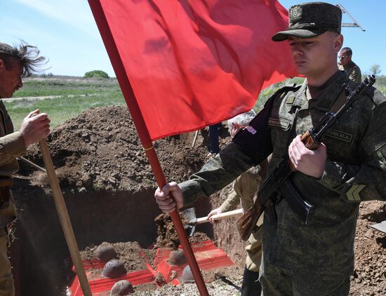 Перезахоронение останков советских солдат на Мемориале Славы в Мелитопольском районе