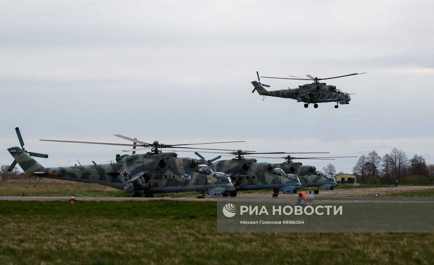 Генеральная репетиция воздушной части парада ко Дню Победы в Калининграде