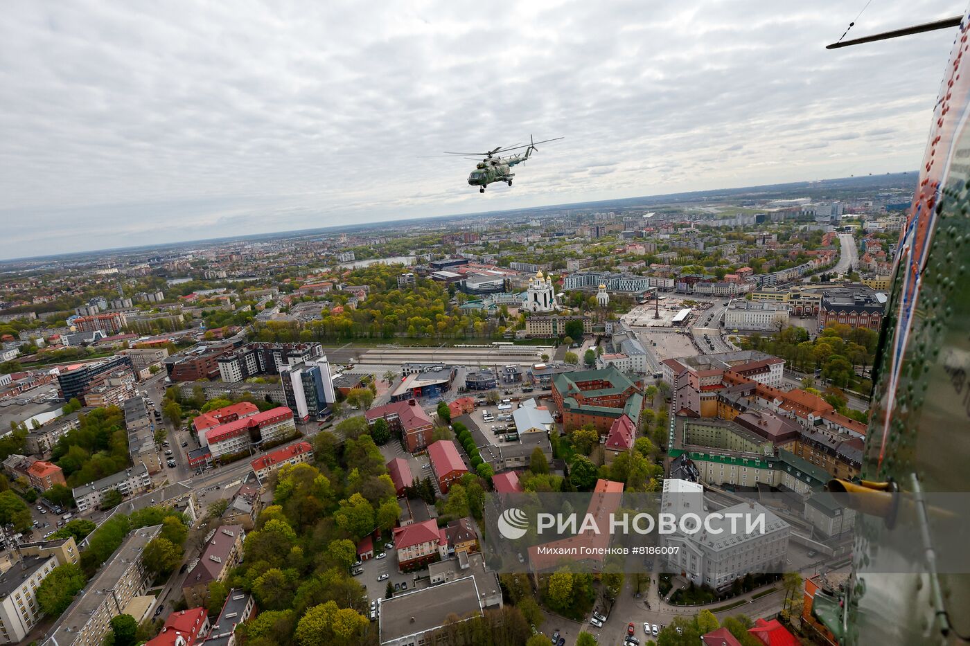 Генеральная репетиция воздушной части парада ко Дню Победы в Калининграде