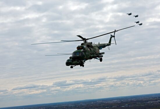 Генеральная репетиция воздушной части парада ко Дню Победы в Калининграде