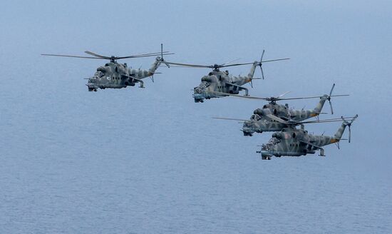 Генеральная репетиция воздушной части парада ко Дню Победы в Калининграде