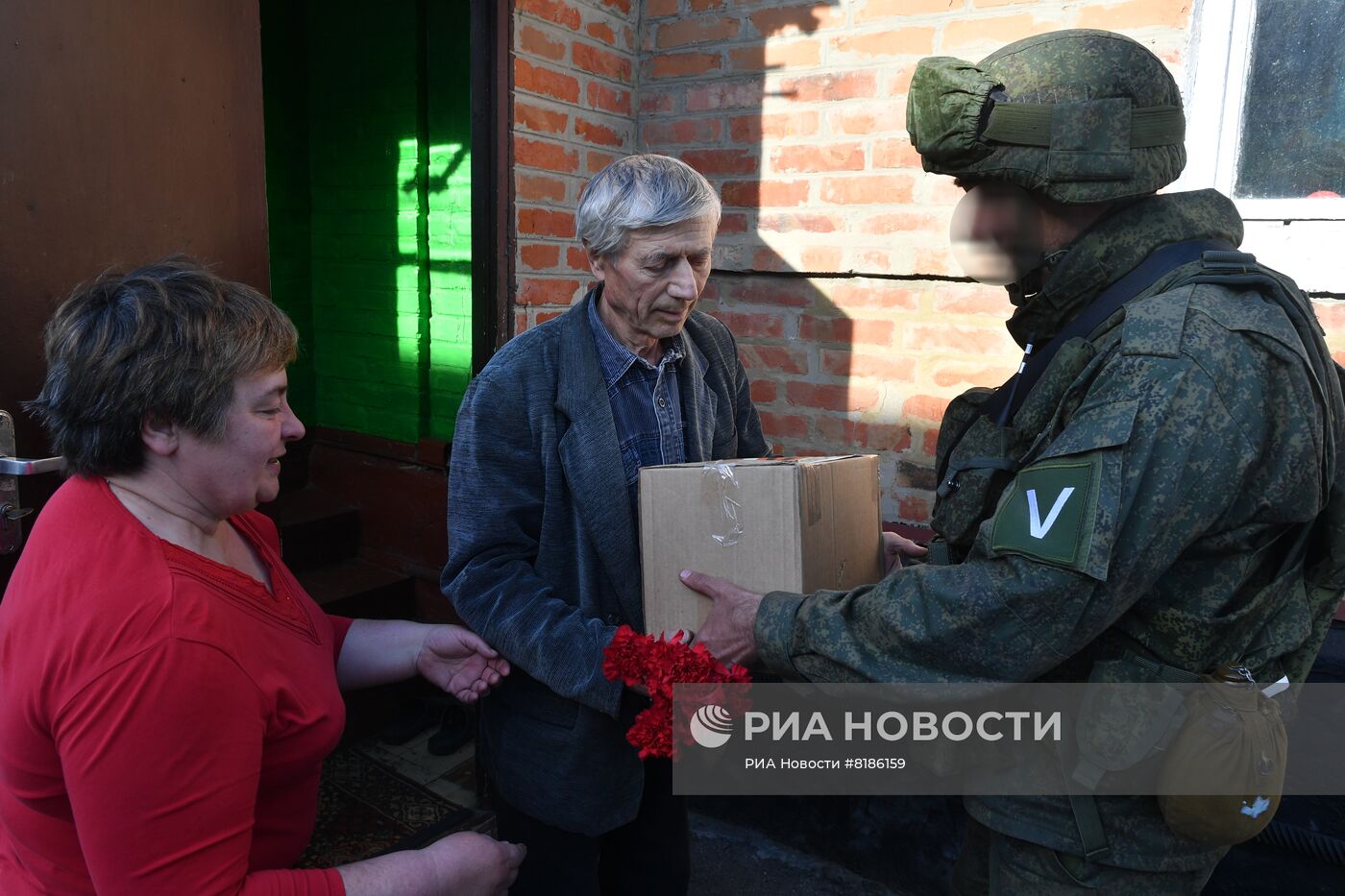 Мирное общение военнослужащих РФ с местным населением в Харьковской области