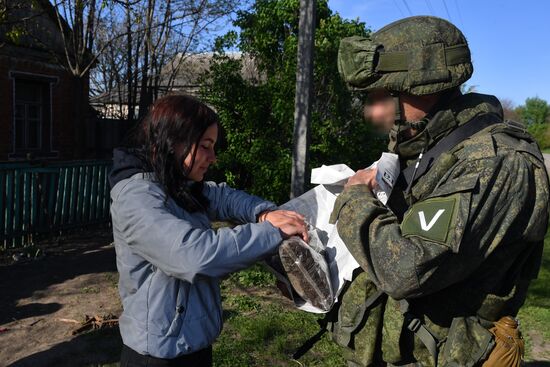 Мирное общение военнослужащих РФ с местным населением в Харьковской области