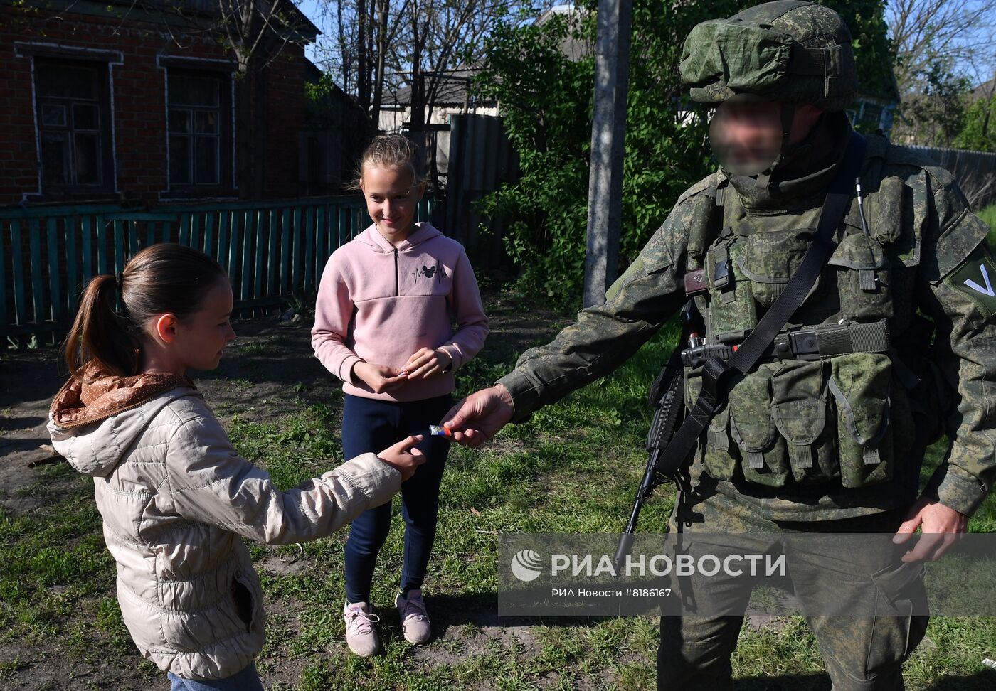 Мирное общение военнослужащих РФ с местным населением в Харьковской области