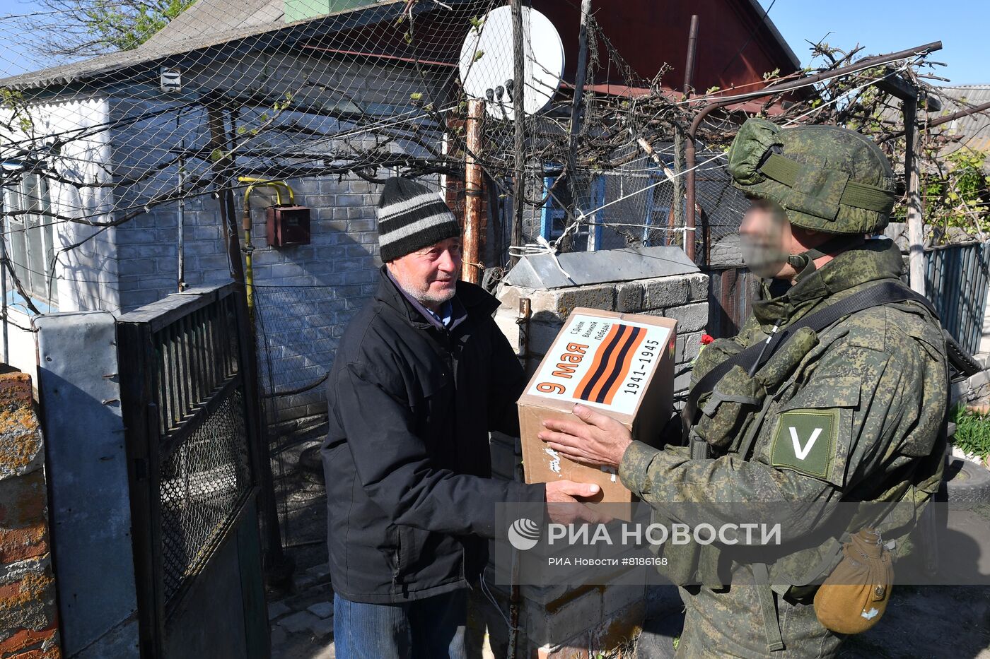 Мирное общение военнослужащих РФ с местным населением в Харьковской области