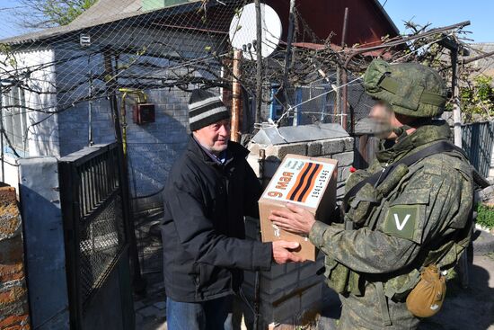 Мирное общение военнослужащих РФ с местным населением в Харьковской области