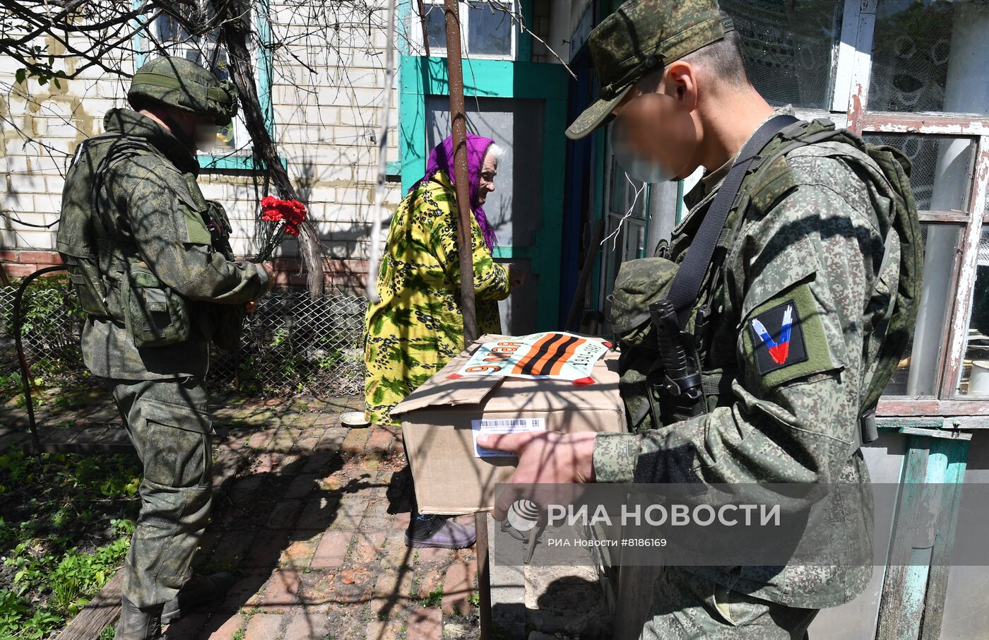 Мирное общение военнослужащих РФ с местным населением в Харьковской области