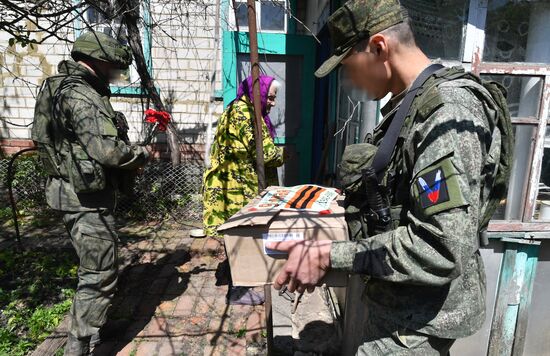 Мирное общение военнослужащих РФ с местным населением в Харьковской области