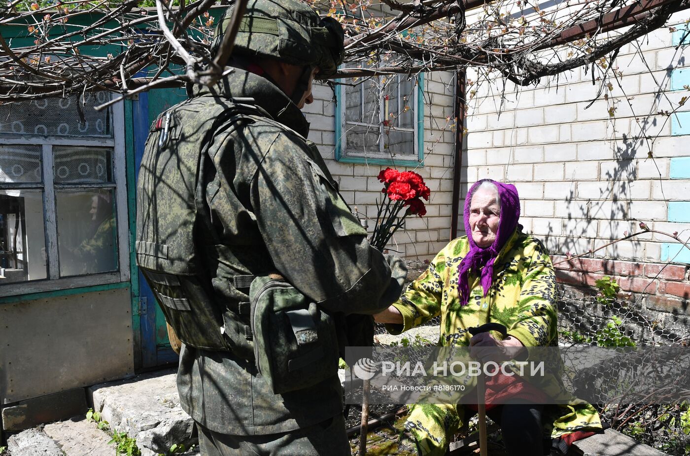 Мирное общение военнослужащих РФ с местным населением в Харьковской области