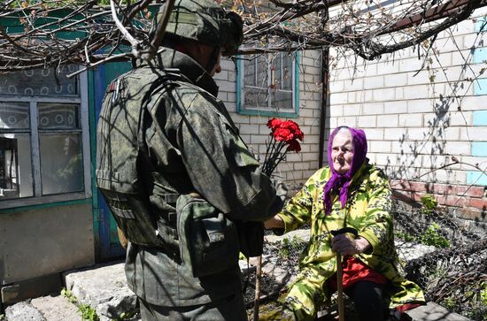 Мирное общение военнослужащих РФ с местным населением в Харьковской области