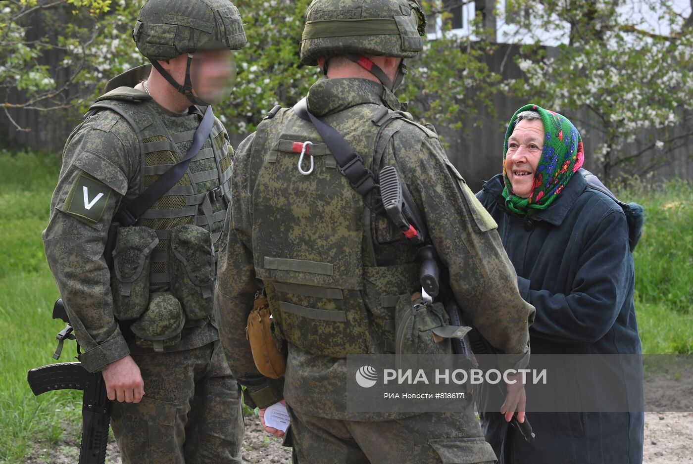 Мирное общение военнослужащих РФ с местным населением в Харьковской области