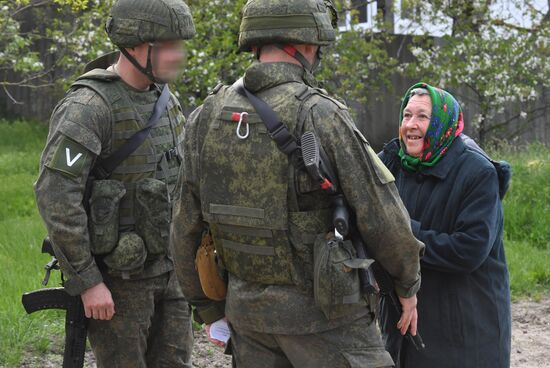 Мирное общение военнослужащих РФ с местным населением в Харьковской области