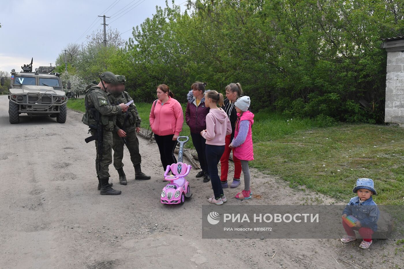 Мирное общение военнослужащих РФ с местным населением в Харьковской области