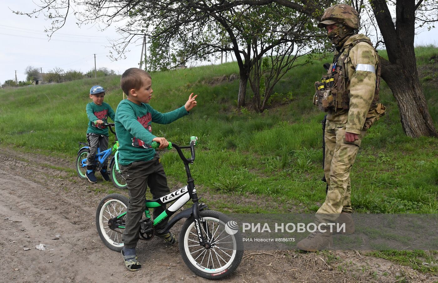 Мирное общение военнослужащих РФ с местным населением в Харьковской области