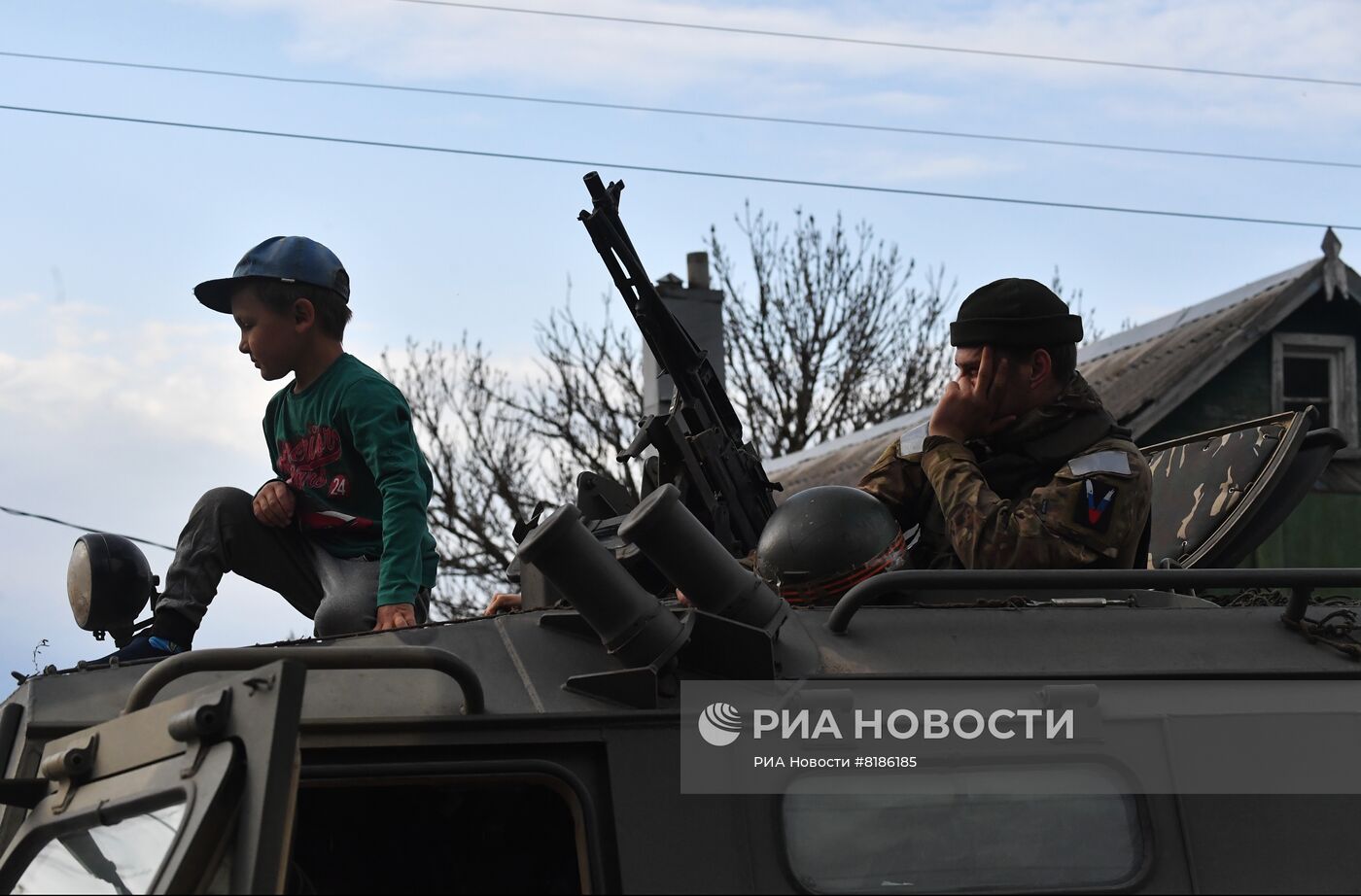 Мирное общение военнослужащих РФ с местным населением в Харьковской области