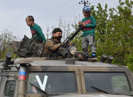 Мирное общение военнослужащих РФ с местным населением в Харьковской области