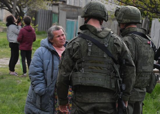 Мирное общение военнослужащих РФ с местным населением в Харьковской области