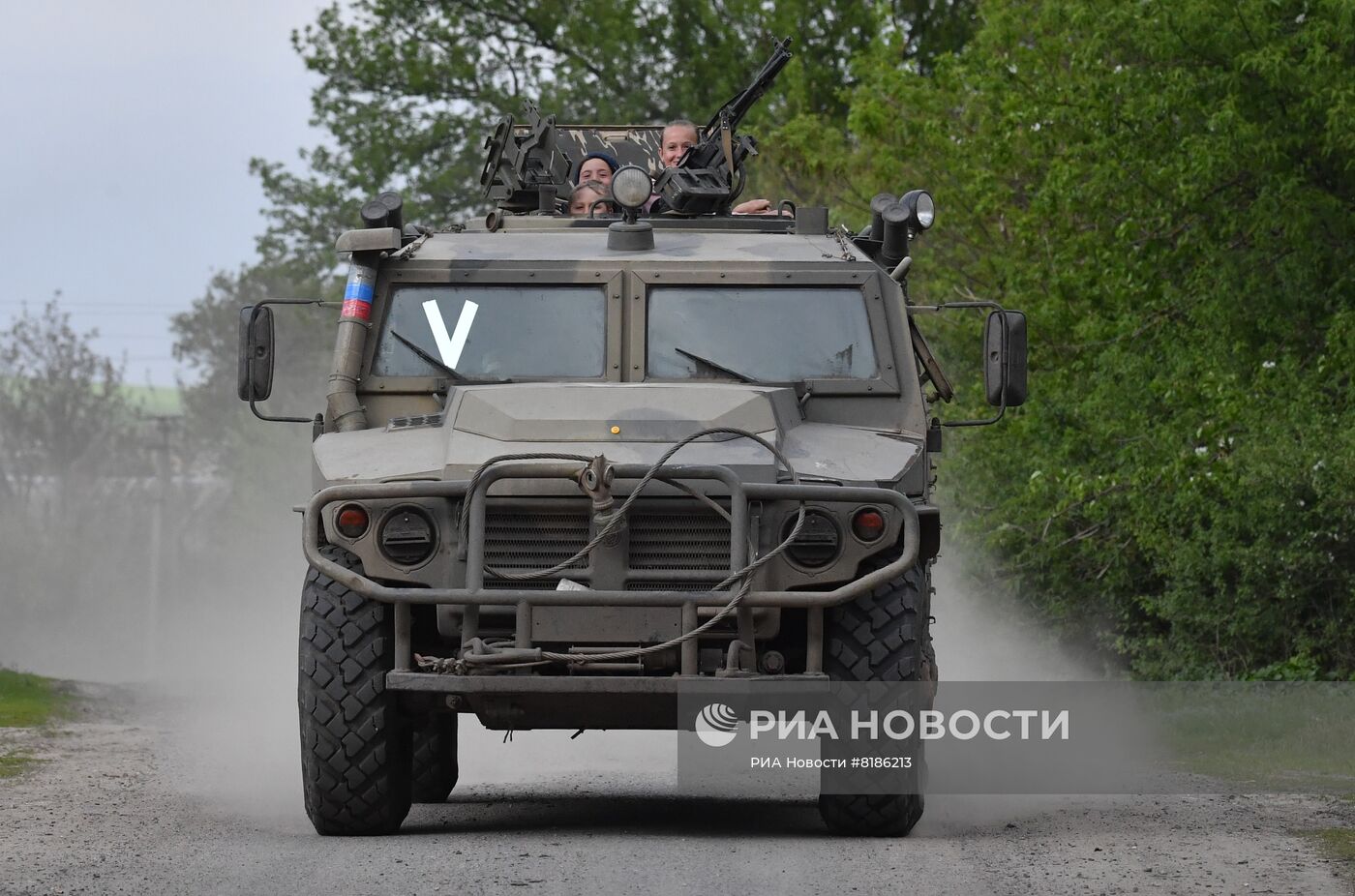 Мирное общение военнослужащих РФ с местным населением в Харьковской области