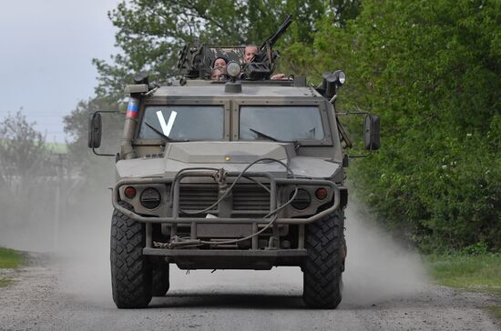 Мирное общение военнослужащих РФ с местным населением в Харьковской области