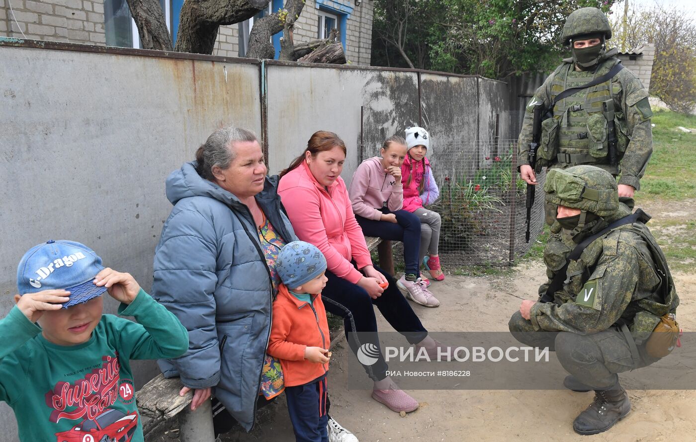 Мирное общение военнослужащих РФ с местным населением в Харьковской области