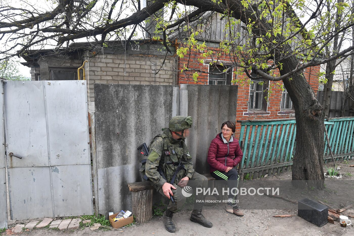 Мирное общение военнослужащих РФ с местным населением в Харьковской области