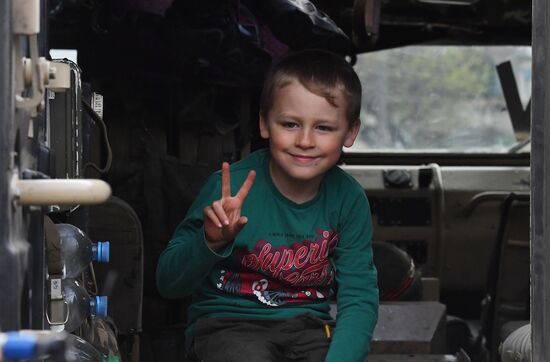 Мирное общение военнослужащих РФ с местным населением в Харьковской области