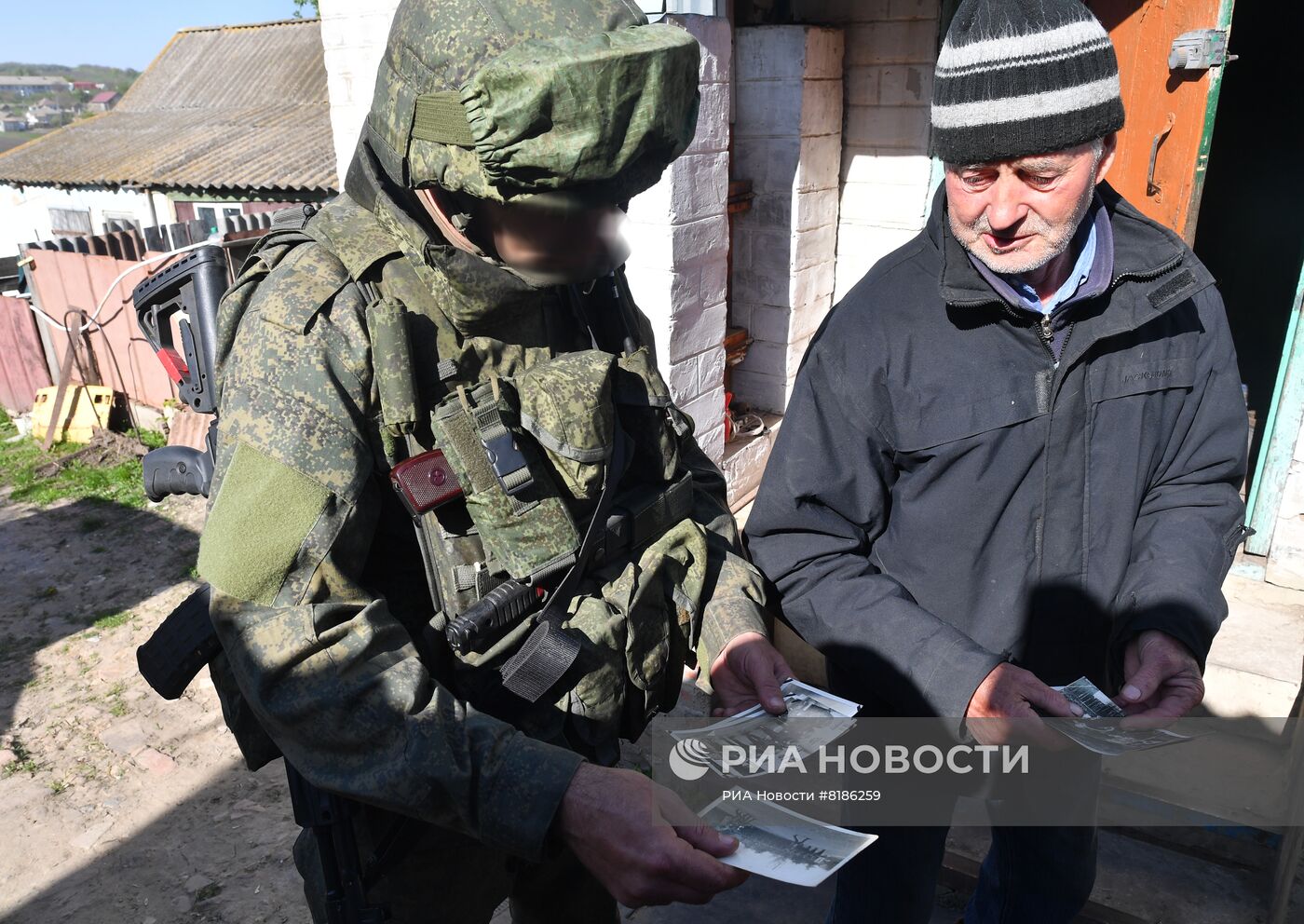 Мирное общение военнослужащих РФ с местным населением в Харьковской области