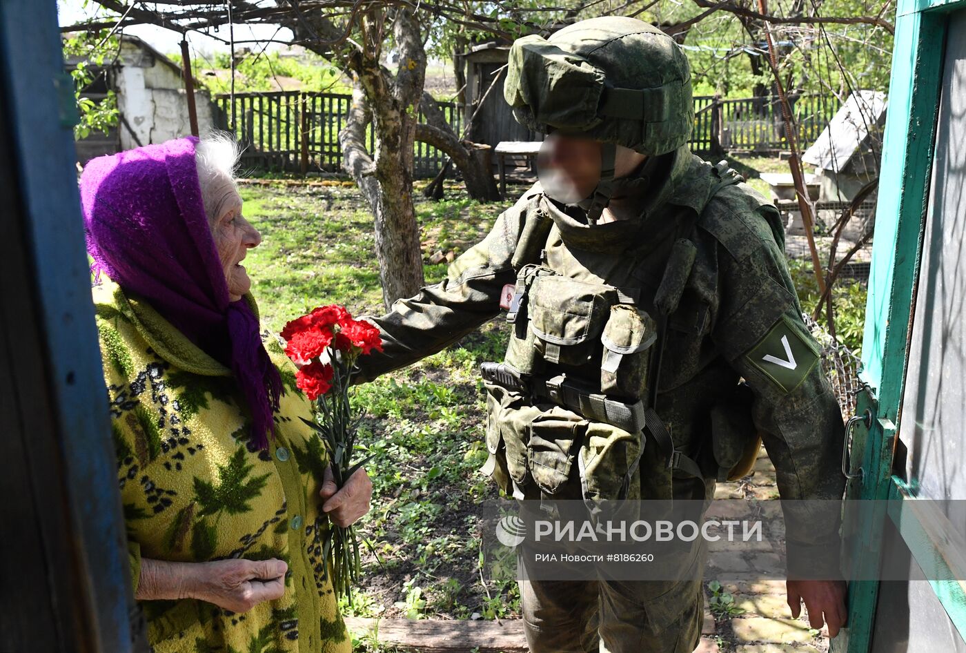 Мирное общение военнослужащих РФ с местным населением в Харьковской области