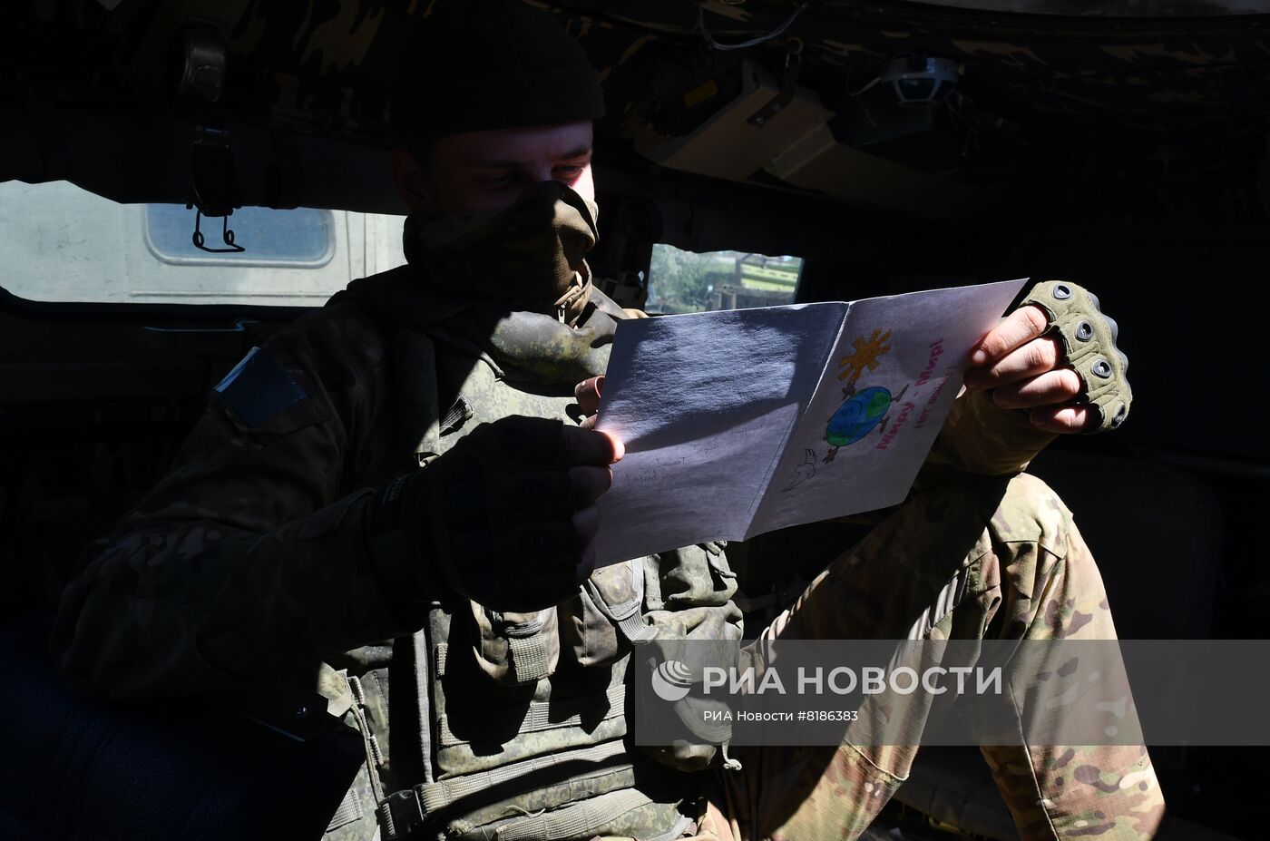 Бойцы ВС РФ читают на позициях письма от российских детей