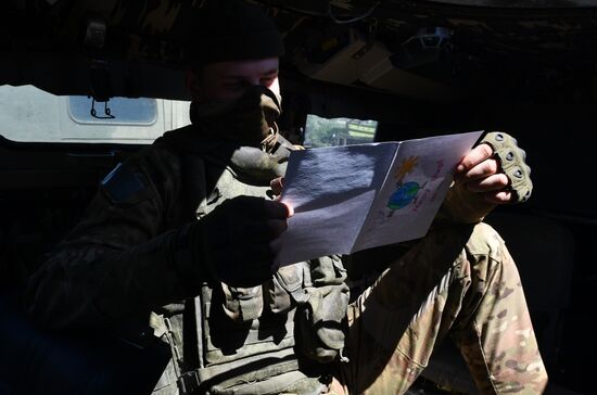 Бойцы ВС РФ читают на позициях письма от российских детей