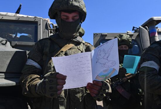 Бойцы ВС РФ читают на позициях письма от российских детей