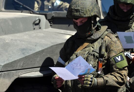 Бойцы ВС РФ читают на позициях письма от российских детей