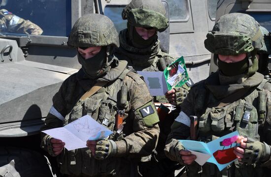 Бойцы ВС РФ читают на позициях письма от российских детей