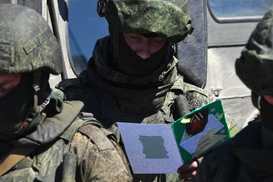 Бойцы ВС РФ читают на позициях письма от российских детей