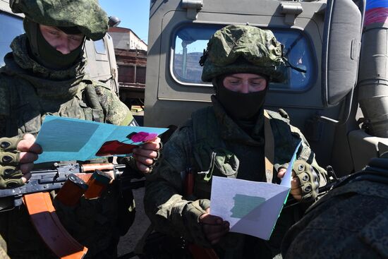 Бойцы ВС РФ читают на позициях письма от российских детей