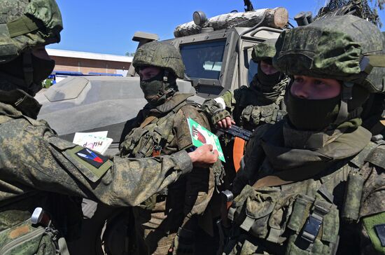 Бойцы ВС РФ читают на позициях письма от российских детей