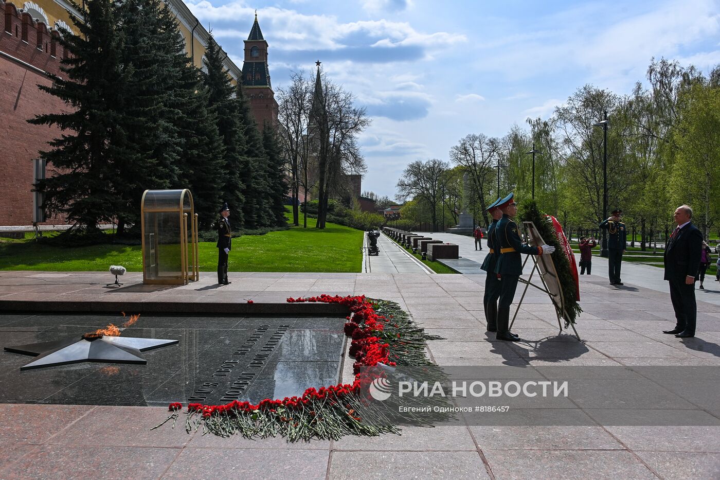 Возложение цветов к Могиле Неизвестного Солдата у Кремлевской стены