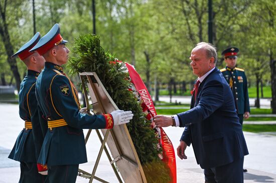 Возложение цветов к Могиле Неизвестного Солдата у Кремлевской стены