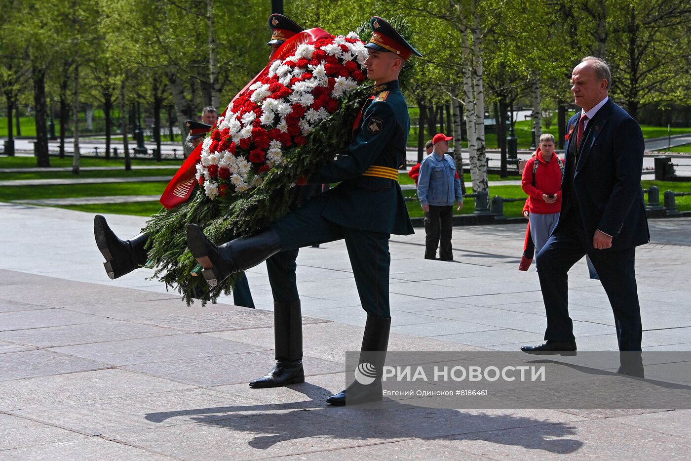 Возложение цветов к Могиле Неизвестного Солдата у Кремлевской стены