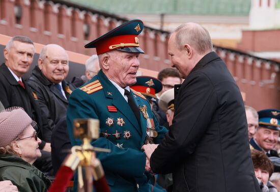 Президент РФ В. Путин на военном параде в честь 77-й годовщины Победы в ВОВ
