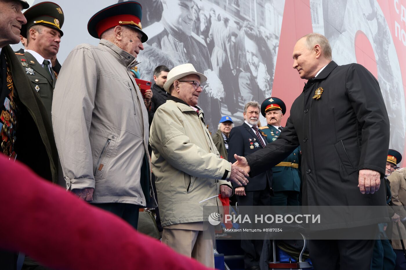 Президент РФ В. Путин на военном параде в честь 77-й годовщины Победы в ВОВ