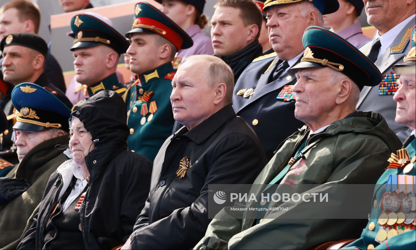 Президент РФ В. Путин на военном параде в честь 77-й годовщины Победы в ВОВ