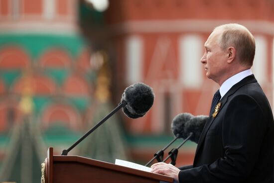 Президент РФ В. Путин на военном параде в честь 77-й годовщины Победы в ВОВ
