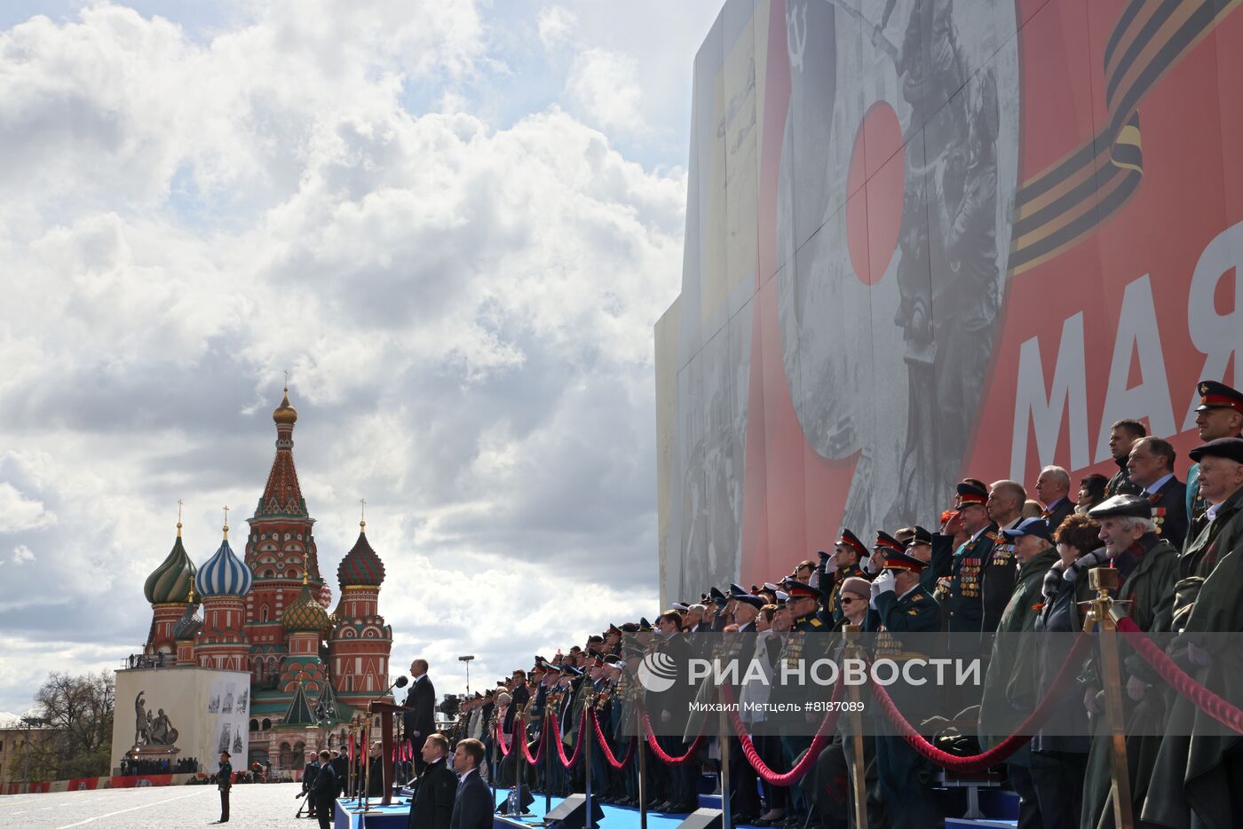 Президент РФ В. Путин на военном параде в честь 77-й годовщины Победы в ВОВ