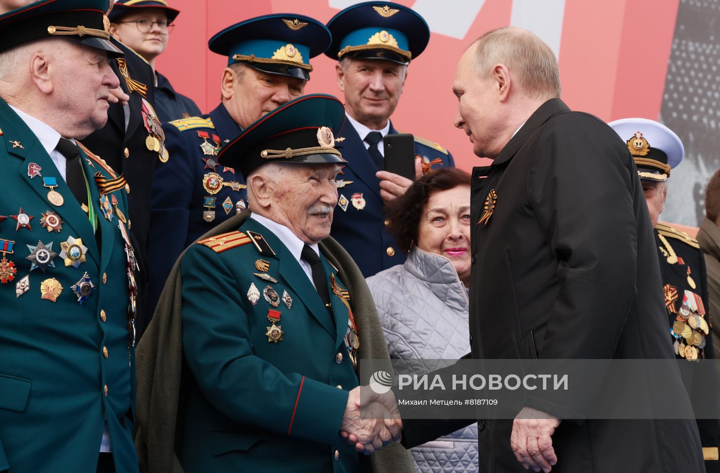 Президент РФ В. Путин на военном параде в честь 77-й годовщины Победы в ВОВ