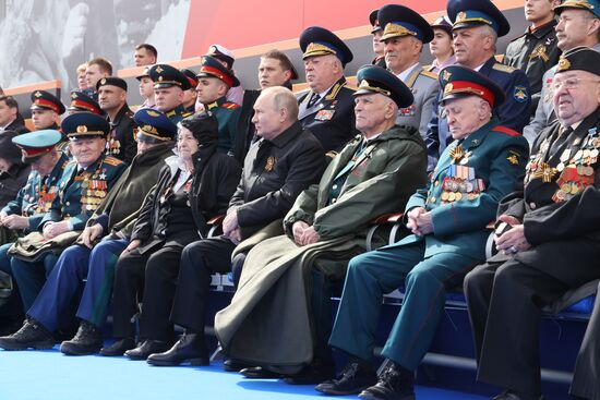 Президент РФ В. Путин на военном параде в честь 77-й годовщины Победы в ВОВ