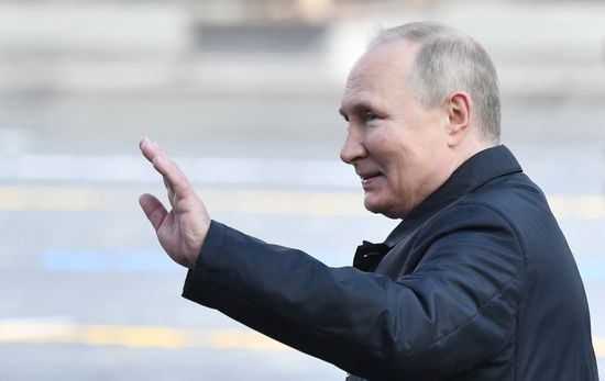 Президент РФ В. Путин на военном параде в честь 77-й годовщины Победы в ВОВ
