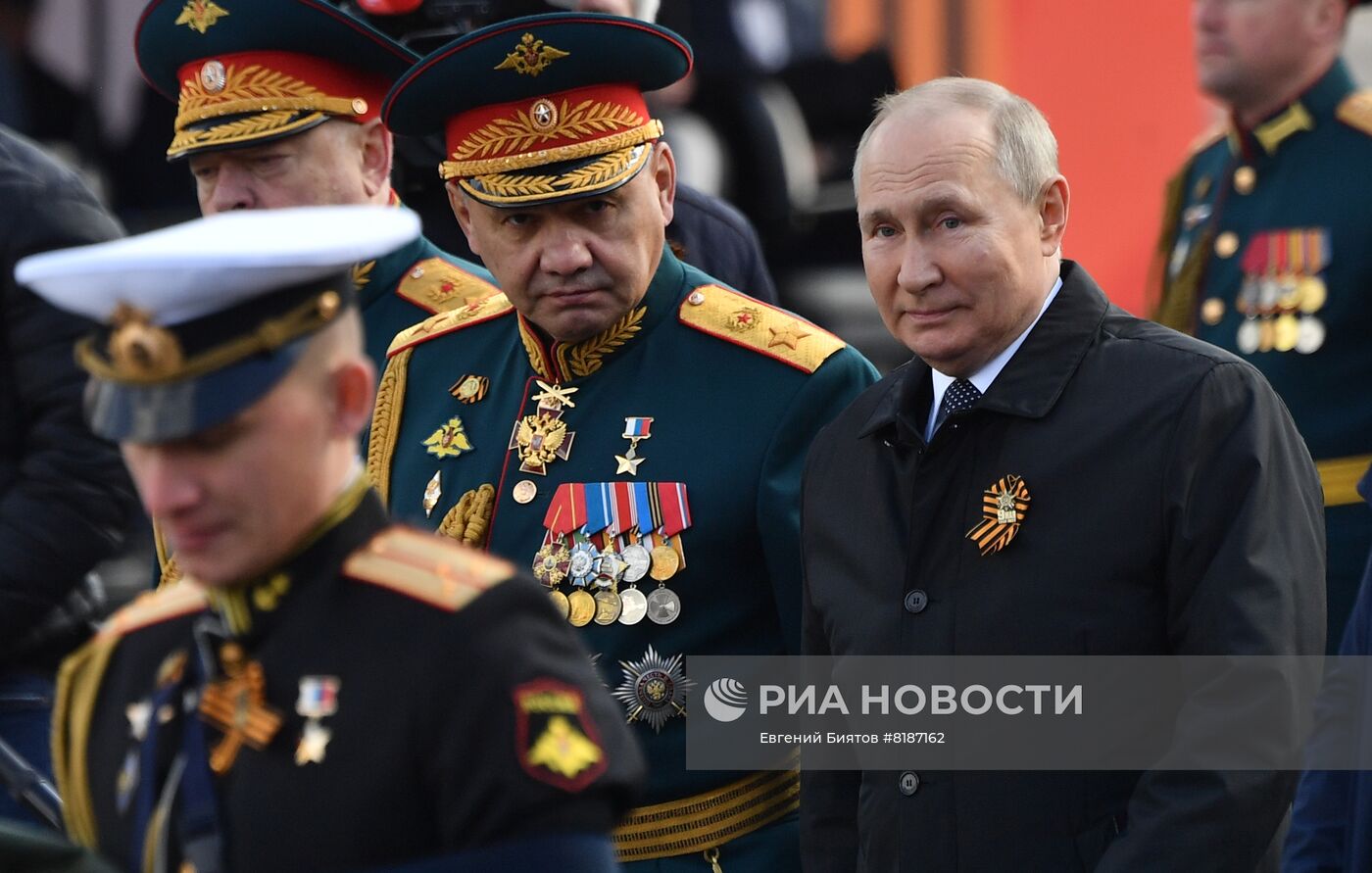 Президент РФ В. Путин на военном параде в честь 77-й годовщины Победы в ВОВ