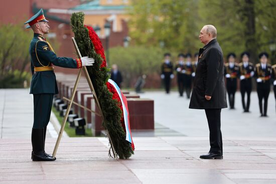 Возложение венка и цветов к Могиле Неизвестного Солдата у Кремлевской стены