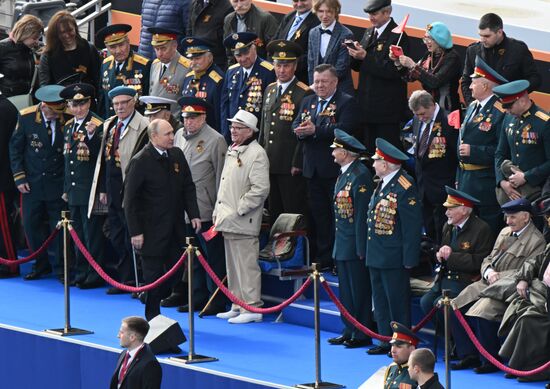 Президент РФ В. Путин на военном параде в честь 77-й годовщины Победы в ВОВ